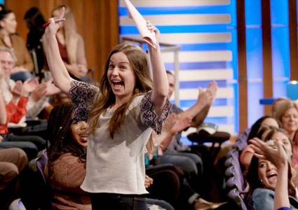 شاهد كيف وزعت ممثلة كوميدية مبلغ "مليون" دولار على جمهورها!