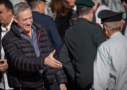 "غانتس" يجتمع مع "لبيد" لبحث سبل الفوز في انتخابات الكنيست