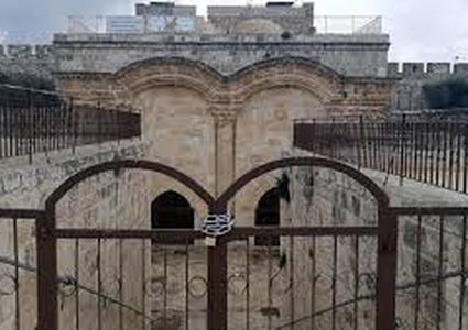 المواطنون يؤدون صلاة الظهر عند "باب الرحمة" بـ"الأقصى" وسط توتر شديد