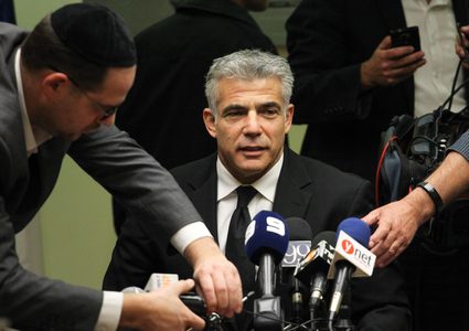 استطلاع: تحالف غانتس ولبيد يحصد 61 مقعدًا