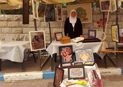 لوحات فنية نابضة بالحياة بأنامل سبعينية