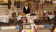 لوحات فنية نابضة بالحياة بأنامل سبعينية