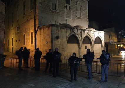 الاحتلال يعتقل أربعة مقدسيين بعد دهم منازلهم