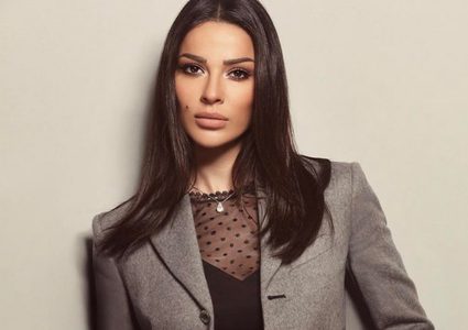 كُثر لم يعرفوا نادين نسيب نجيم في هذه الإطلالة