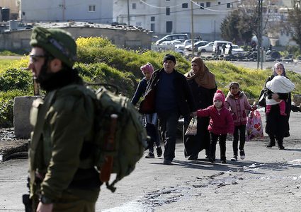 الفلسطينيون يشقون طريقهم عبر نقطة تفتيش إسرائيلية في مخيم الفوار للاجئين الفلسطينيين ، جنوب مدينة الخليل بالضفة الغربية ، في 21 فبراير / شباط 2019.