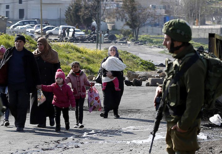 الفلسطينيون يشقون طريقهم عبر نقطة تفتيش إسرائيلية في مخيم الفوار للاجئين الفلسطينيين ، جنوب مدينة الخليل بالضفة الغربية ، في 21 فبراير / شباط 2019.