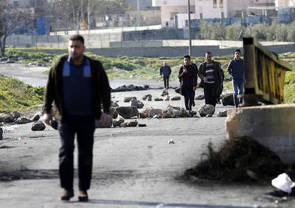 الفلسطينيون يشقون طريقهم عبر نقطة تفتيش إسرائيلية في مخيم الفوار للاجئين الفلسطينيين ، جنوب مدينة الخليل بالضفة الغربية ، في 21 فبراير / شباط 2019.