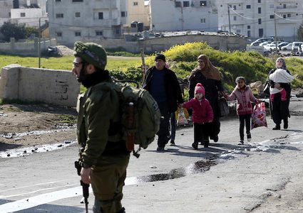 الفلسطينيون يشقون طريقهم عبر نقطة تفتيش إسرائيلية في مخيم الفوار للاجئين الفلسطينيين ، جنوب مدينة الخليل بالضفة الغربية ، في 21 فبراير / شباط 2019.