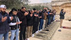 المصلون يؤدون "العصر" في "باب الرحمة"
