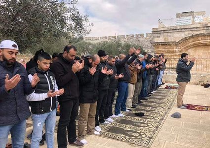 المصلون يؤدون "العصر" في "باب الرحمة"