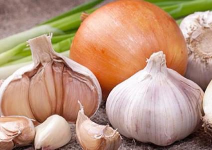 رغم رائحتهما الكريهة.. الثوم والبصل سلاحك ضد مرض خطير