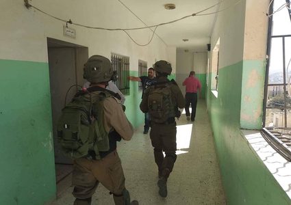 مستوطنون يهاجمون مدرسة عوريف جنوب نابلس