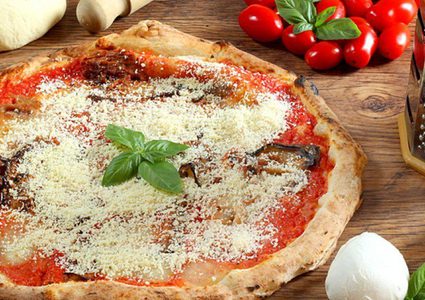 بيتزا بالريحان والجبن