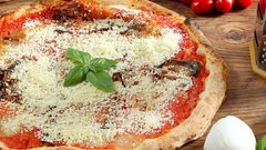 بيتزا بالريحان والجبن