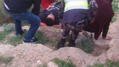 انقاذ مواطن سقط عن سفح جبلي