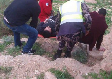 انقاذ مواطن سقط عن سفح جبلي