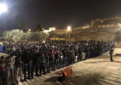 مشاركة واسعة في صلاة العشاء بمنطقة باب الرحمة في "الأقصى"