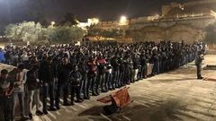 مشاركة واسعة في صلاة العشاء بمنطقة باب الرحمة في "الأقصى"
