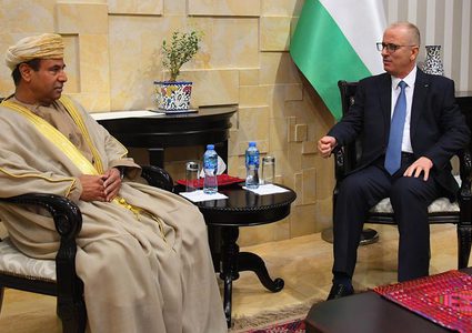 الحمد الله يطلع السفير العماني على انتهاكات الاحتلال