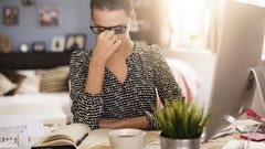 ما هي أسباب الصداع حول العين ؟