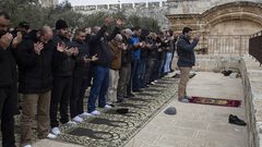 عشرات المقدسيين يصلون المغرب في ساحة باب الرحمة