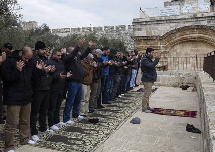 عشرات المقدسيين يصلون المغرب في ساحة باب الرحمة