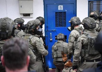 توتر في سجن النقب والاحتلال ينقل أسيرين الى "جلبوع"