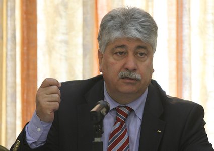 مجدلاني: حراك دوبلوماسي مستمر لمواجهة "قرصنة الأموال"