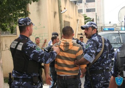 القبض على شخصين يشتبه بهما سرقة مصاغ ذهبي ومبلغ مالي