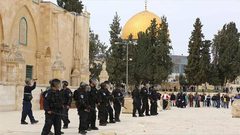 الاحتلال يعتقل مقدسيا مصابا ويسلمه أمر إبعاد عن الأقصى