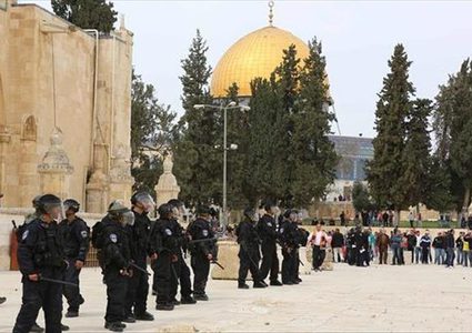 الاحتلال يعتقل مقدسيا مصابا ويسلمه أمر إبعاد عن الأقصى