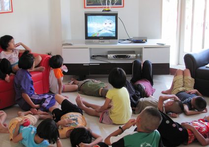 التعرض للتلفاز أو الموبايل وقتا طويلا يسبب وباء قصر النظر