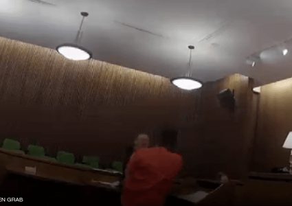 بعد صدور الحكم.. سجين أميركي ينهال ضربا على محاميه