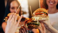 كيف تؤثر نوعية طعامك في الشباب على بقية حياتك؟