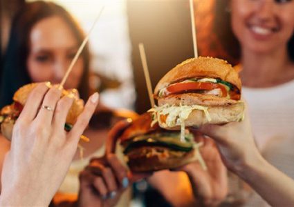 كيف تؤثر نوعية طعامك في الشباب على بقية حياتك؟