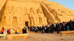 الشمس تتعامد على معبد أبو سمبل في مصر بحضور 3 آلاف سائح