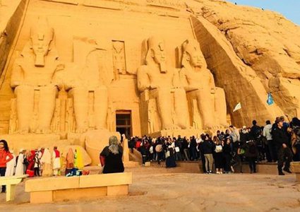 الشمس تتعامد على معبد أبو سمبل في مصر بحضور 3 آلاف سائح
