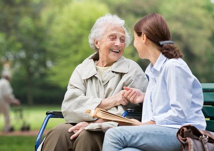 أشياء يجب أن تعرفها عند التعامل مع مريض الخرف