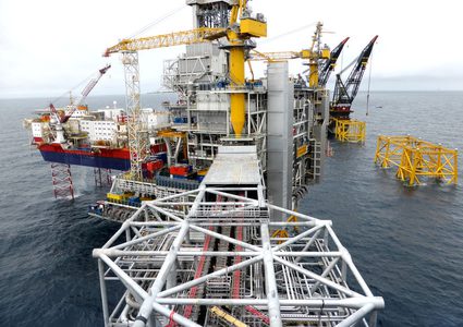 النفط يتراجع عن أعلى مستوياته هذا العام