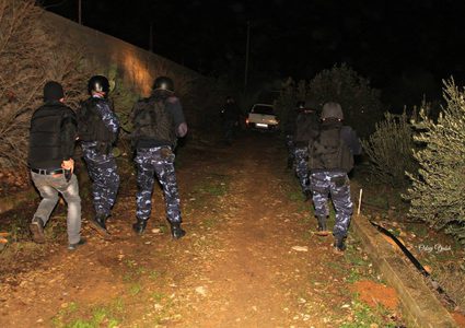 اصابة مروج مخدرات وحرق مركبته في عسكر شرق نابلس