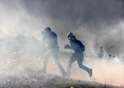 إصابة عدد من الشبان المتظاهرين في فعاليات "الإرباك الليلي"