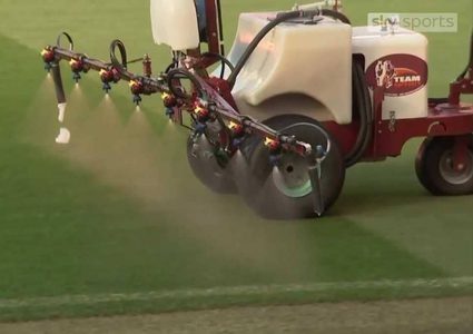 مانشستر يونايتد يرش أرضية الملعب بالثوم قبل لقاء ليفربول