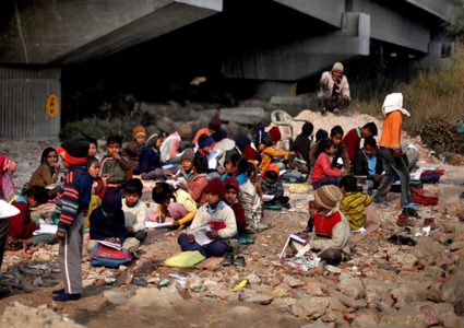 الهند تستيقظ على فاجعة خلفت 80 قتيلاً