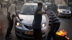 مستوطنون يهاجمون مركبة مواطن بالحجارة جنوب نابلس