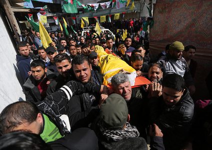 مشيعون يحملون جثمان الشهيد يوسف الداية ، 15 عاما ، الذي قتل برصاص الاحتلال الإسرائيلي خلال مشاركته في مسيرات العودة حيث يطالب الفلسطينيون بحق العودة إلى وطنهم على الحدود بين إسرائيل وغزة ، خلال جنازته في غزة. مدينة ، في 23 فبراير ، 2019.