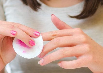 للعناية بالأظافر.. الليمون ومزيل العرق لإزالة المانيكير