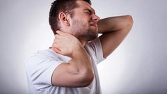 أضرار طقطقة الرقبة بطريقة خاطئة