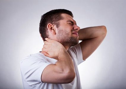 أضرار طقطقة الرقبة بطريقة خاطئة