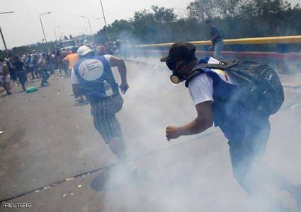 على حدود فنزويلا وكولومبيا.. قنابل الغاز بوجه المساعدات