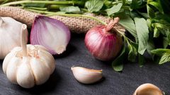 دراسة: تناول البصل والثوم يحميك من شبح سرطان الأمعاء